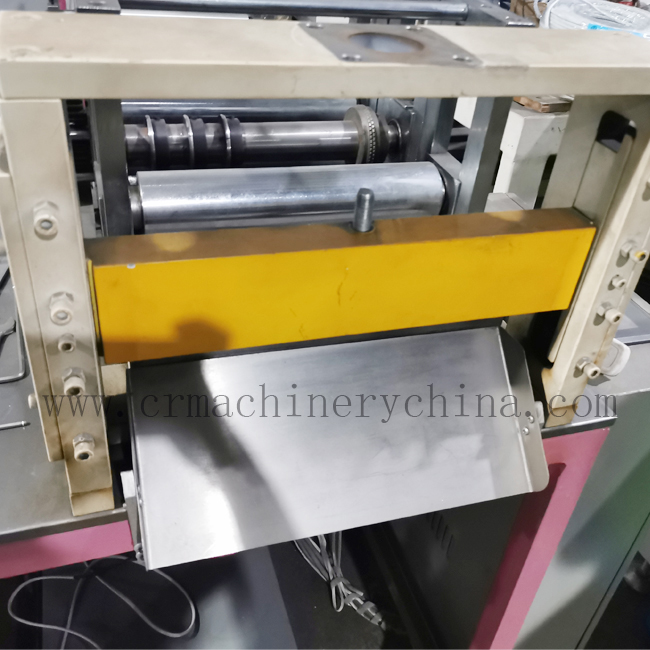Máquina para fabricar guantes desechables